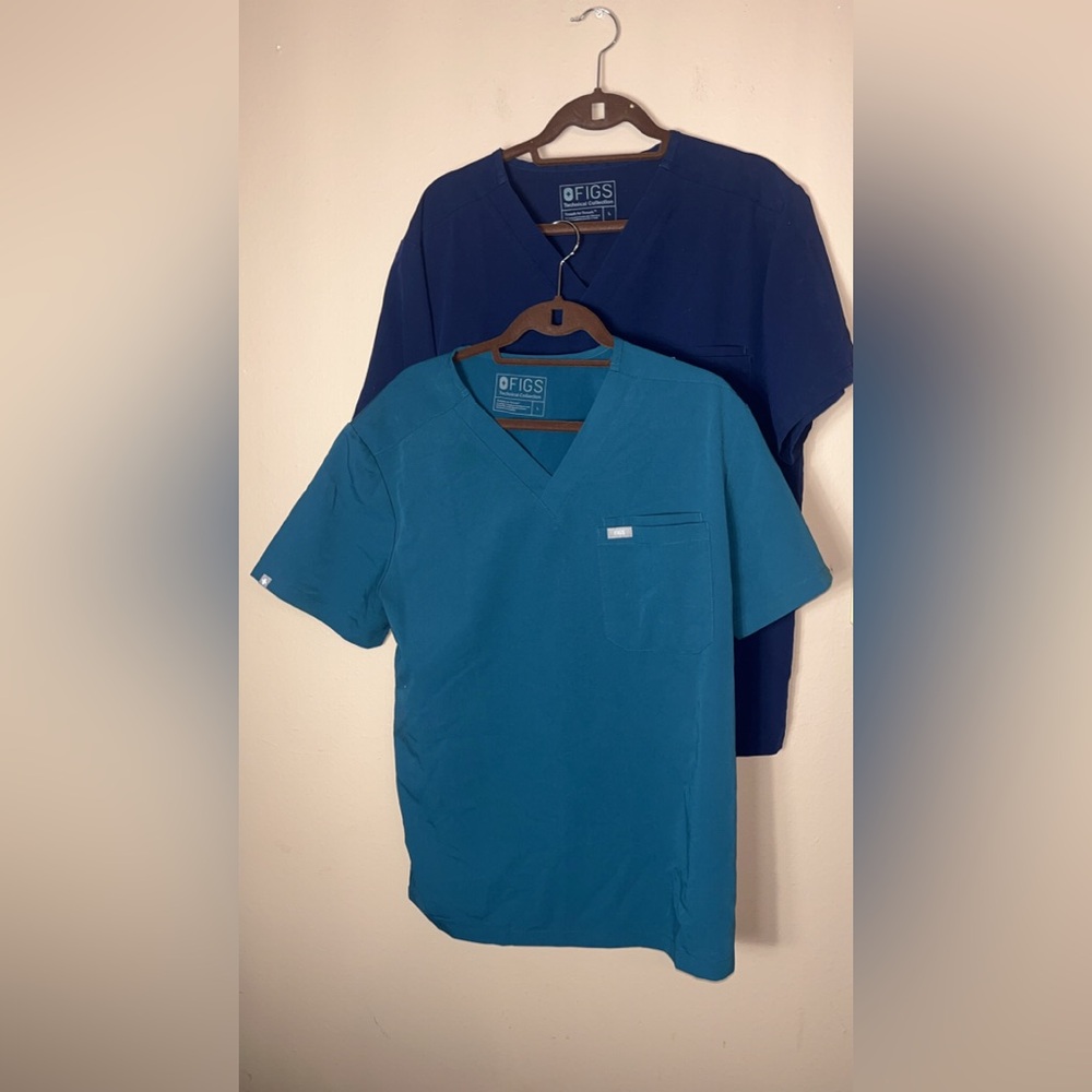 Set (2) Figs Men's Techical Collectiom  Navy Short Sleeve Shirts #L00 - Picture 2 of 14
